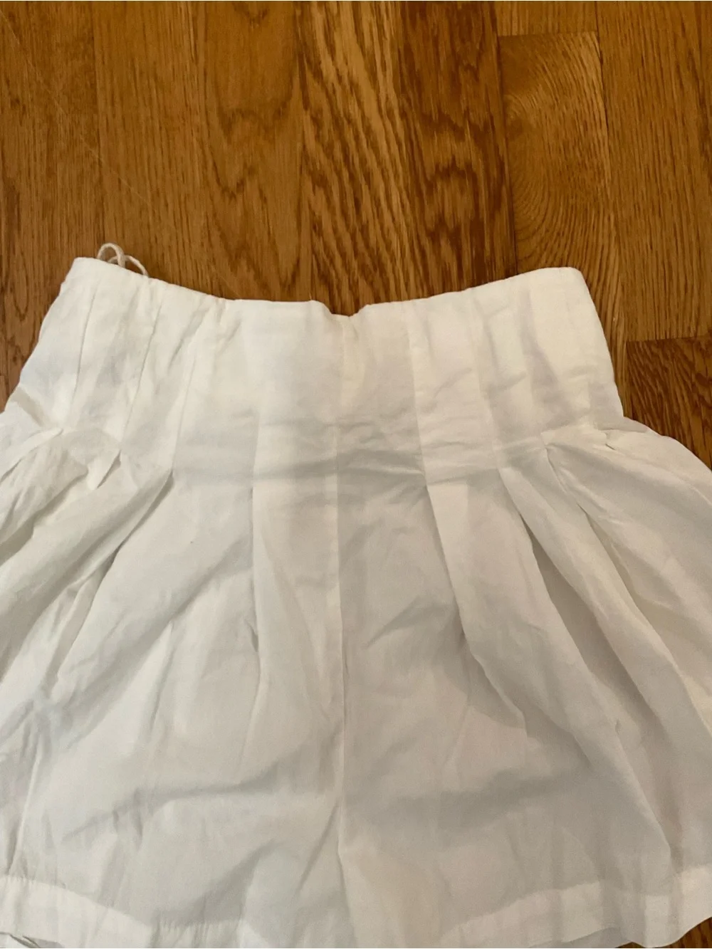 Free People - White High-Waist Full Pleated Shorts with Elastic Waist. Size XS